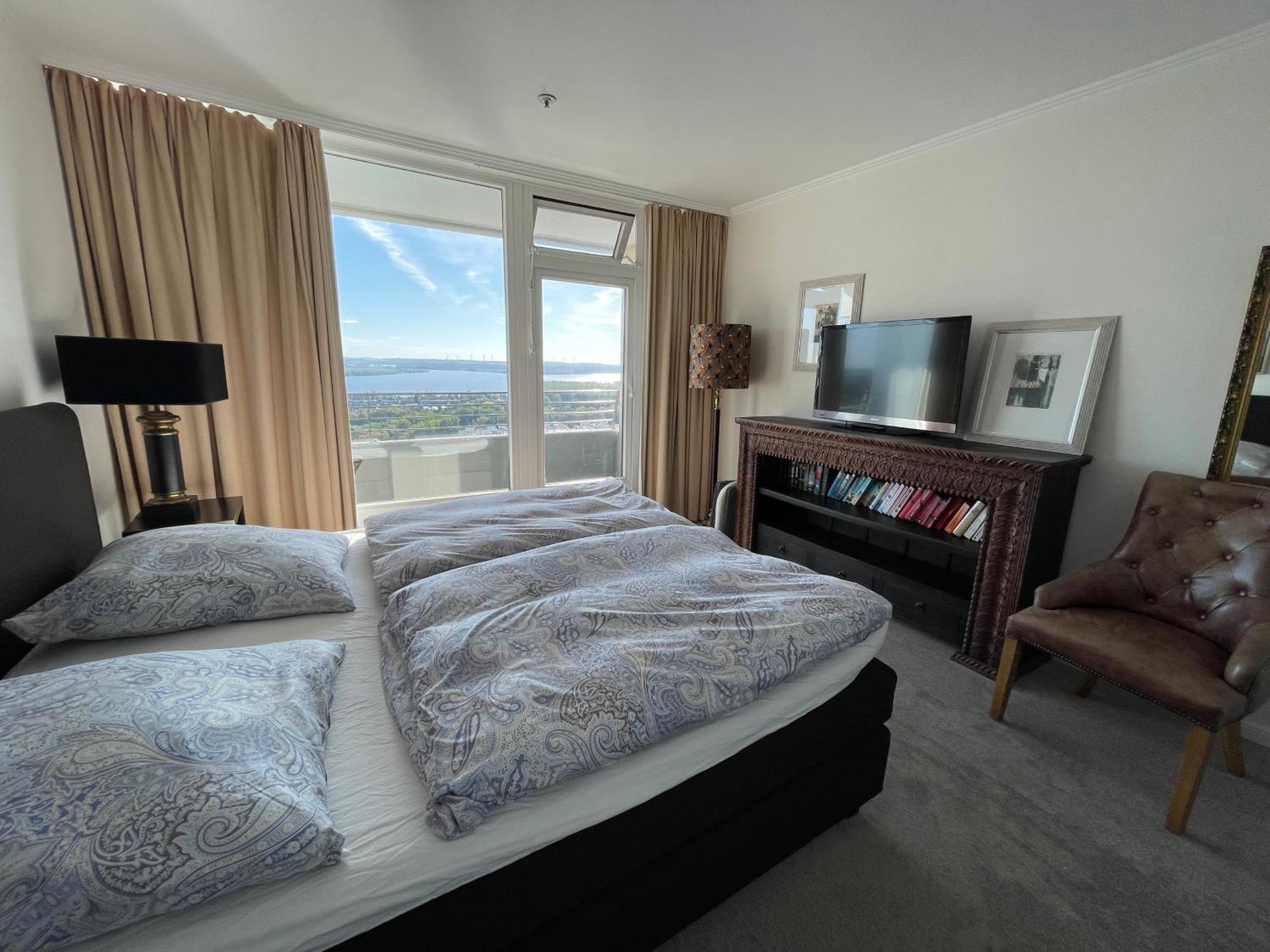 Traveblick Ecksuite Queen-mary Travemuende 30 Etage Mit Meerblick Am Gelegen Apartment *