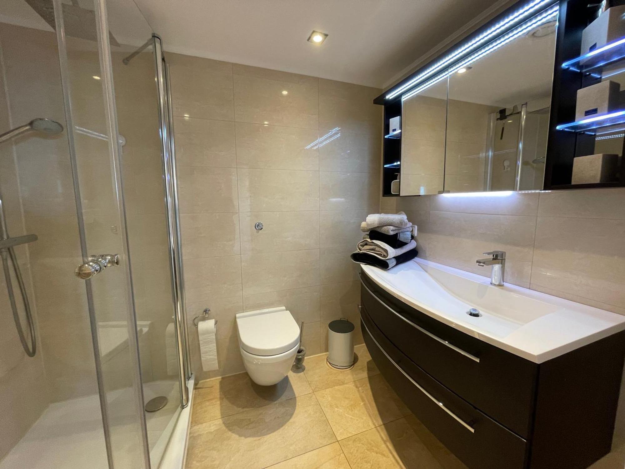 Traveblick Ecksuite Queen-mary Travemuende 30 Etage Mit Meerblick Am Gelegen Apartment