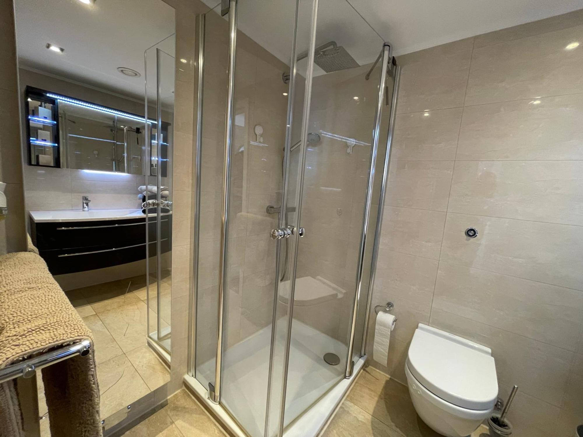 Traveblick Ecksuite Queen-mary Travemuende 30 Etage Mit Meerblick Am Gelegen Apartment *