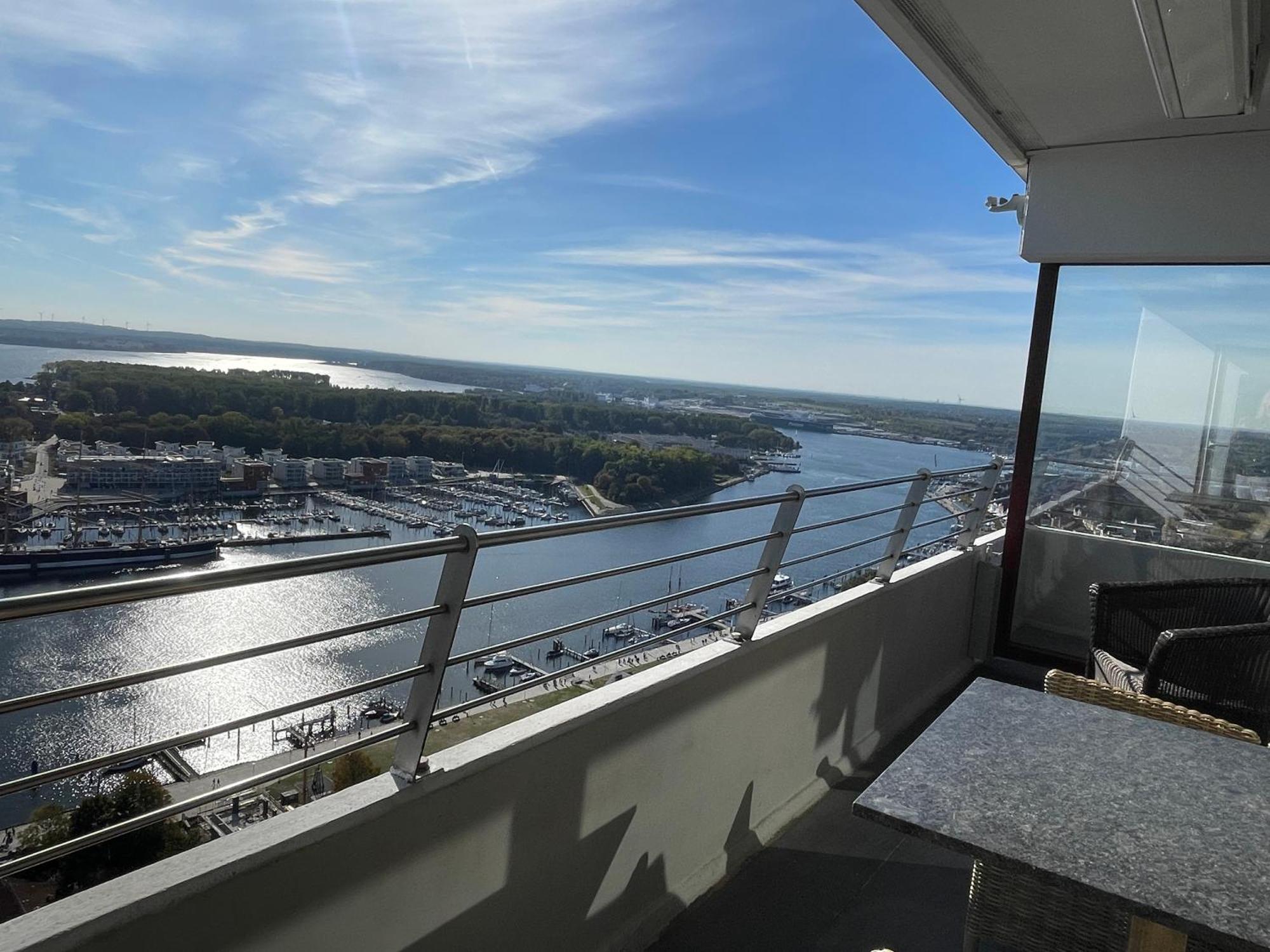 Traveblick Ecksuite Queen-mary Travemuende 30 Etage Mit Meerblick Am Gelegen Apartment